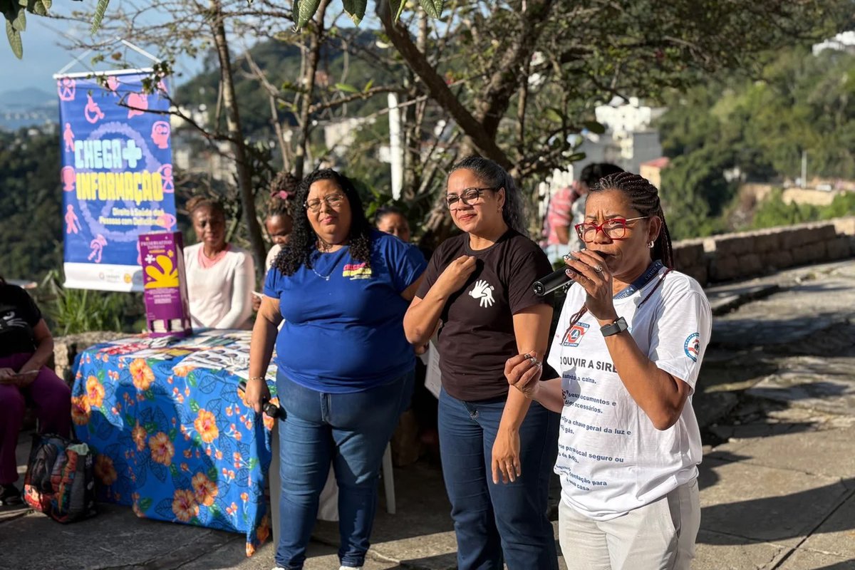 minc_rj's tweet photo. MAIS INCLUSÃO NO MORRO DOS PRAZERES 

Adorei a atividade com o Cedaps no Morro dos Prazeres. Mais uma etapa do apoio que a gente tem dado aos ativistas que atuam na causa das pessoas com deficiência. A gente já fez recentemente uma atividade com o Cedaps (Centro de Promoção da Saúde) na Rocinha.

A Cris dos Prazeres é uma antiga parceira nossa. Quando eu era secretário estadual do Ambiente, criamos nos Prazeres, com a ONG dela, os Jardineiros Comunitários.

O Casarão dos Prazeres está lindo, fazem muitas atividades com crianças e adolescentes, como dança, pré-vestibular.

E a Associação dos Prazeres tem uma articulação com o Cedaps na área da saúde, que trata especificamente de apoiar as pessoas com deficiência, suas famílias e cuidadores.

Nós temos várias leis sobre esse assunto, como, por exemplo, a lei do passe livre, a lei dos espaços nos estádios de futebol, adaptados para pessoas com autismo, neurodivergências e outras condições especiais.

Então, fizeram muitas perguntas, deram muitas sugestões. Foi uma linda atividade, uma excelente parceria. Viva o Cedaps, a Cris dos Prazeres e a inclusão!