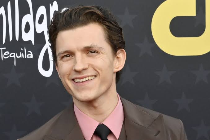 Sksj002's tweet photo. How much Tom Holland was paid for each MCU movie 

-Captain America Civil War ($250,000)
-Spider-Man Homecoming ($500,000)
-Avengers Infinity War ($3 Million)
-Avengers End Game ($3 Million)
-Spider-Man Far From Home ($4 Million)
-Spider-Man No Way Home ($10 Million)
-Spider-Man Brand New Day ($25 Million)