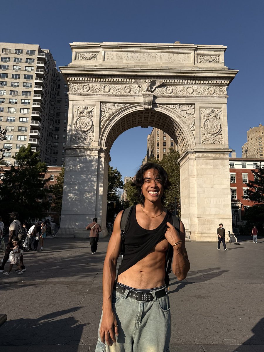 jaychonut's tweet photo. im in new york!!1! https://t.co/oxGmHxKXjn