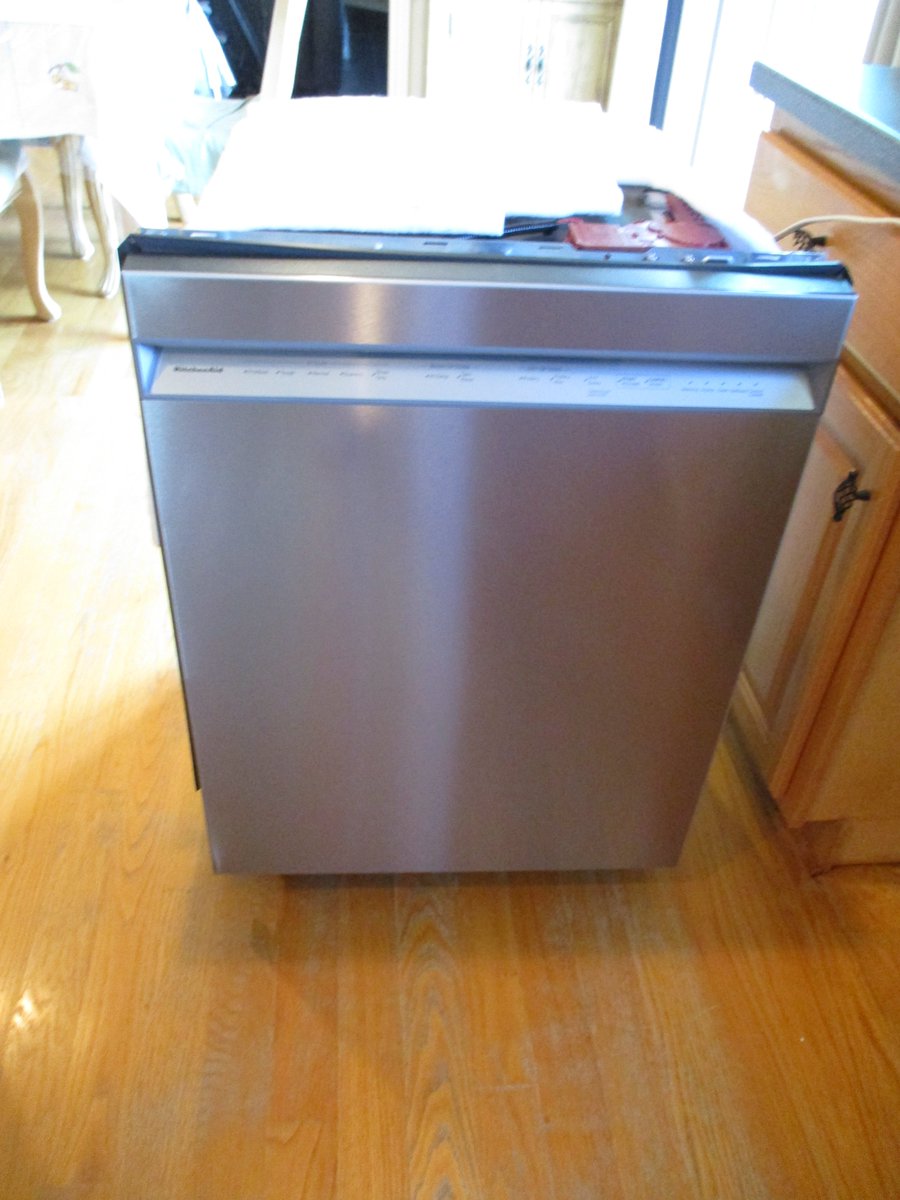 awisn's tweet photo. @elonmusk @theweeknd So yesterday the new countertop was installed. I had to put all the drawers back into the cabinets. Today in the am the new appliances came in. The subway tile getting installed this weekend. The hexagon tile is just a line of them going up on the stove wall. https://t.co/dgCj2PAumU