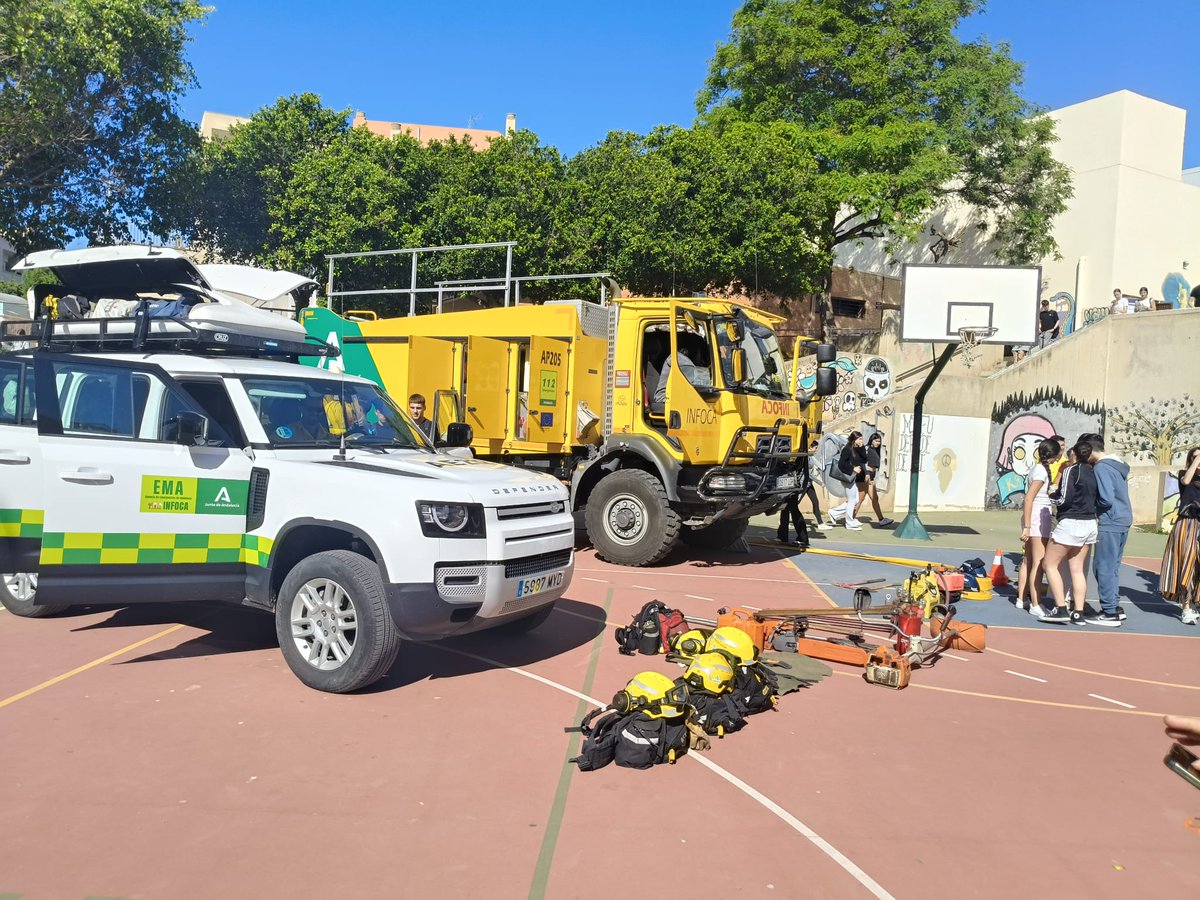 Plan_INFOCA's tweet photo. #SENSIBILIZACIÓN | Aprovechando los últimos días del curso escolar el #TOP del #CEDEFO de #AlhamaDeAlmería, Toni Tortosa, y el subdirector del #COPAlmería, Paco Alcocer, visitaron la Feria de los Oficios del IES Carmen de Burgos en #HuércalDeAlmería, presentando nuestro operativo https://t.co/d9r0Rtbi0a