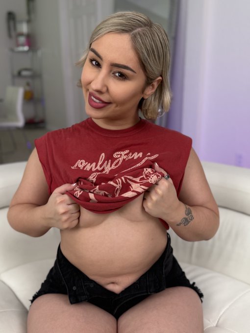Tommy 'Mommy' King ♡ - 1 pic. just a peek 💕 https://t.co/lf48YthJ96