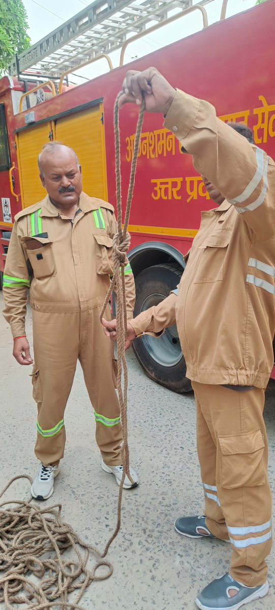 sultanpurfire's tweet photo. महानिदेशक @fireserviceup महोदय, के आदेशानुसार CFO @sultanpurfire  के निर्देशन में जनपद के सभी फायर स्टेशनों पर सप्ताहिक ड्रिल का आयोजन करके रेस्क्यू उपकरणों का रख-रखाव तथा चलाने का अभ्यास किया गया। https://t.co/XoQ39rqbAV