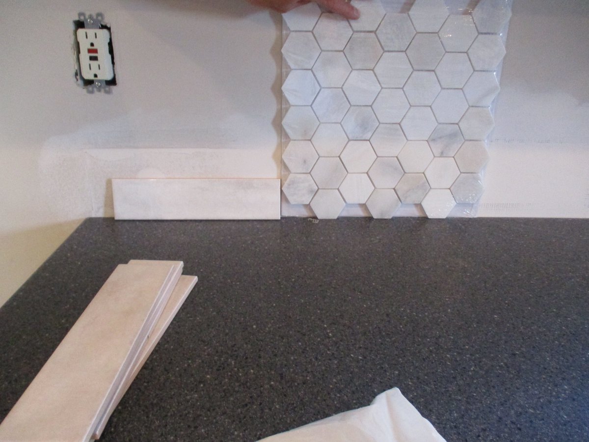 awisn's tweet photo. @elonmusk @theweeknd So yesterday the new countertop was installed. I had to put all the drawers back into the cabinets. Today in the am the new appliances came in. The subway tile getting installed this weekend. The hexagon tile is just a line of them going up on the stove wall. https://t.co/dgCj2PAumU