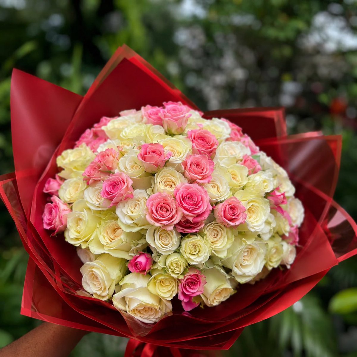 delicious237's tweet photo. Certaines attentions ne se démodent jamais. 🌹✨

Un bouquet pensé pour transformer un simple instant en un souvenir précieux.

💭 À qui offririez-vous ce bouquet ?

📞655950021 https://t.co/UZP3hbRnrH