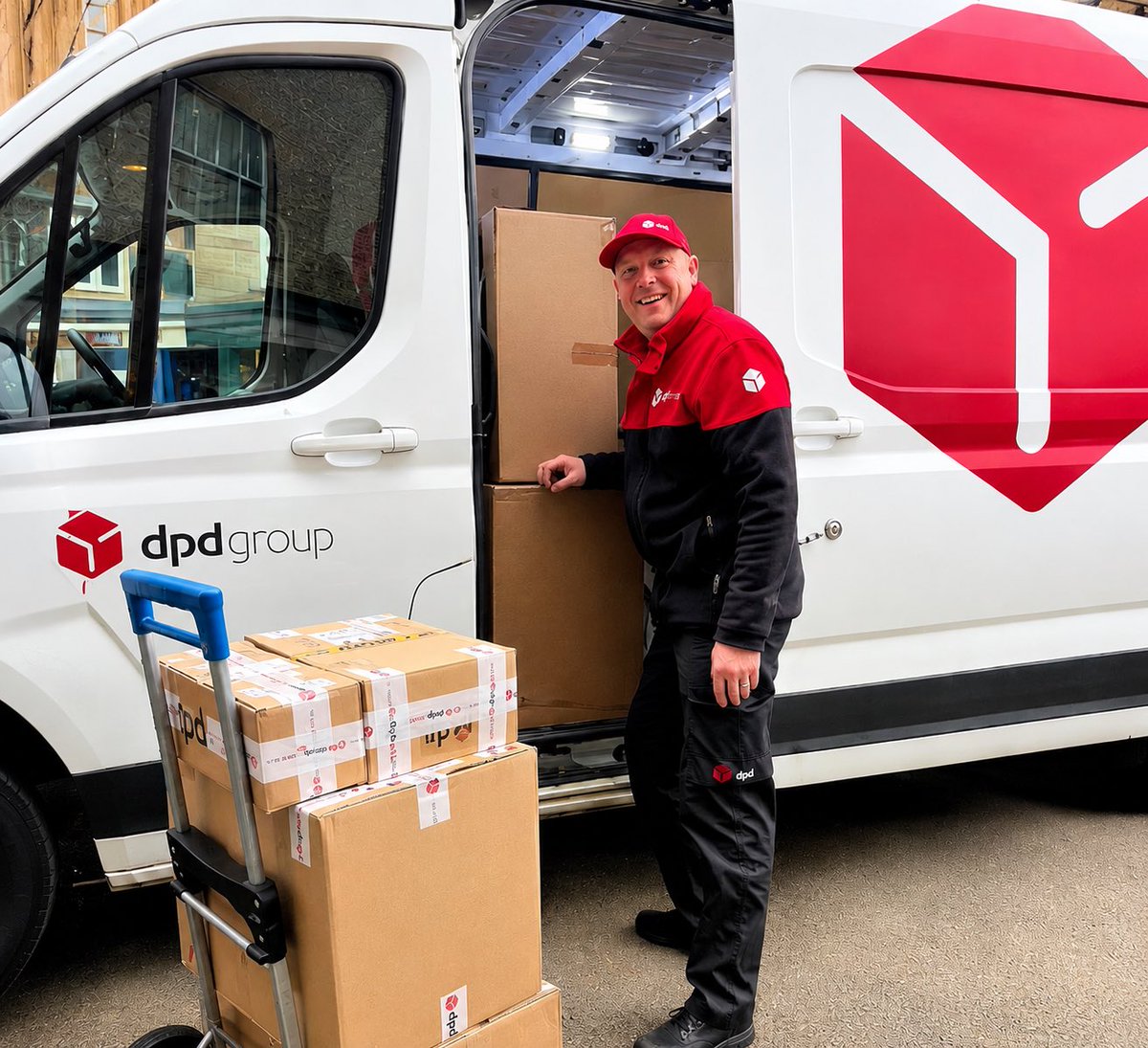 dpdlocal_uk_'s tweet photo. Need help with your parcel? Send us a DM and we'll be happy to assist. 💬📦 https://t.co/00X6ZkQusm