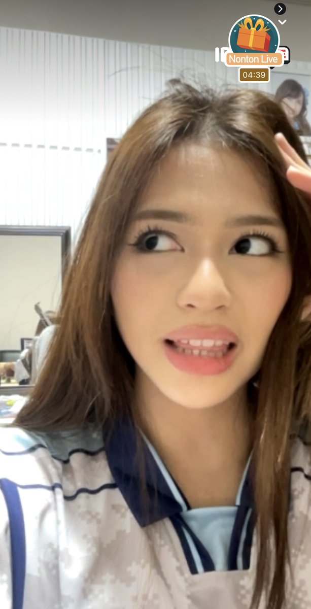 _sifautari's tweet photo. Bocil bigung ngapalin lirik dubai cuwi😂🤏🏻 https://t.co/lJmAqoxvZe