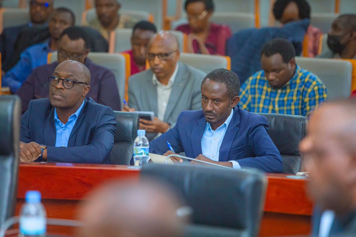 CityofKigali's tweet photo. Uyu munsi mu cyumba cy’inama cy’Umujyi wa Kigali hateranye inama yahuje Biro y’Inama Njyanama y’Umujyi wa Kigali na Biro z'Inama Njyanama y'Imirenge igize #KigaliYacu. 

Abitabiriye inama baganiriye ku ngingo zitandukanye harimo: 

✅ Amatora y'inzego z'imitegekere y'Igihugu zegerejwe abaturage

✅ Raporo ku ishyirwa mu bikorwa ry’imyanzuro y'inama y’Inama Njyanama y’Umujyi wa Kigali na Biro z'Inama Njyanama z'Imirenge yateranye ku wa 22 Kamena 2025

✅ Gahunda nshya yo gutwara abantu mu buryo bwa rusange mu Mujyi wa Kigali n’ibindi.