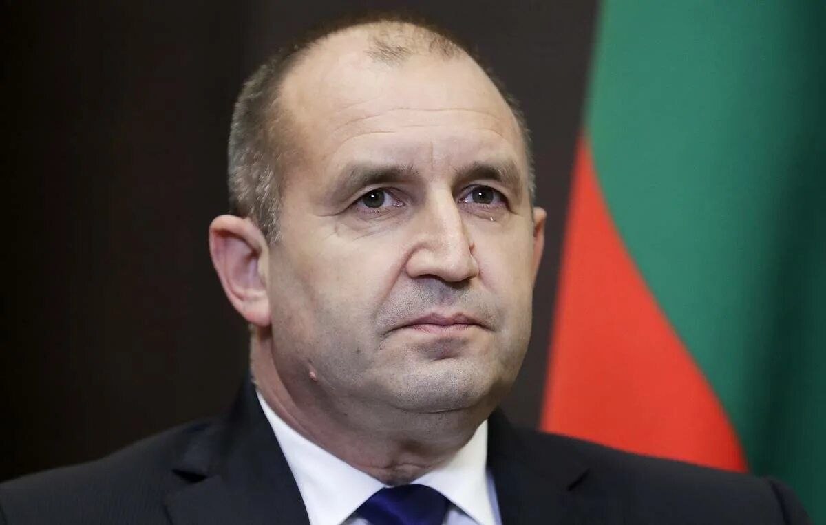 Pascal_Laurent_'s tweet photo. 🇧🇬 🇪🇺 🇷🇺 La Bulgarie a opposé son veto au 21e train de sanctions anti-russes de l'UE.
▫️Cette annonce a été faite par le Premier ministre bulgare, Roumen Radev, avant le sommet européen de Bruxelles.
▫️Sofia est prête à soutenir uniquement les restrictions susceptibles de rapprocher la Russie et l'Ukraine des négociations de paix, a-t-il souligné.
▫️Ce nouveau train de sanctions représente un risque important pour le fonctionnement de la seule raffinerie de pétrole de Bulgarie, exploitée par Lukoil, a ajouté M. Radev.
▫️Sofia s'est également opposée à l'inscription du patriarche Kirill sur la liste des sanctions : « Le patriarche m'importe peu ; ce qui compte pour moi, c'est qu'il est le chef de l'Église orthodoxe russe, qui est une Église orthodoxe orientale, comme la nôtre.» « Et je me soucie des millions de fidèles de cette Église », a expliqué le Premier ministre bulgare.

🔹 https://t.co/eXsqnhlzBt