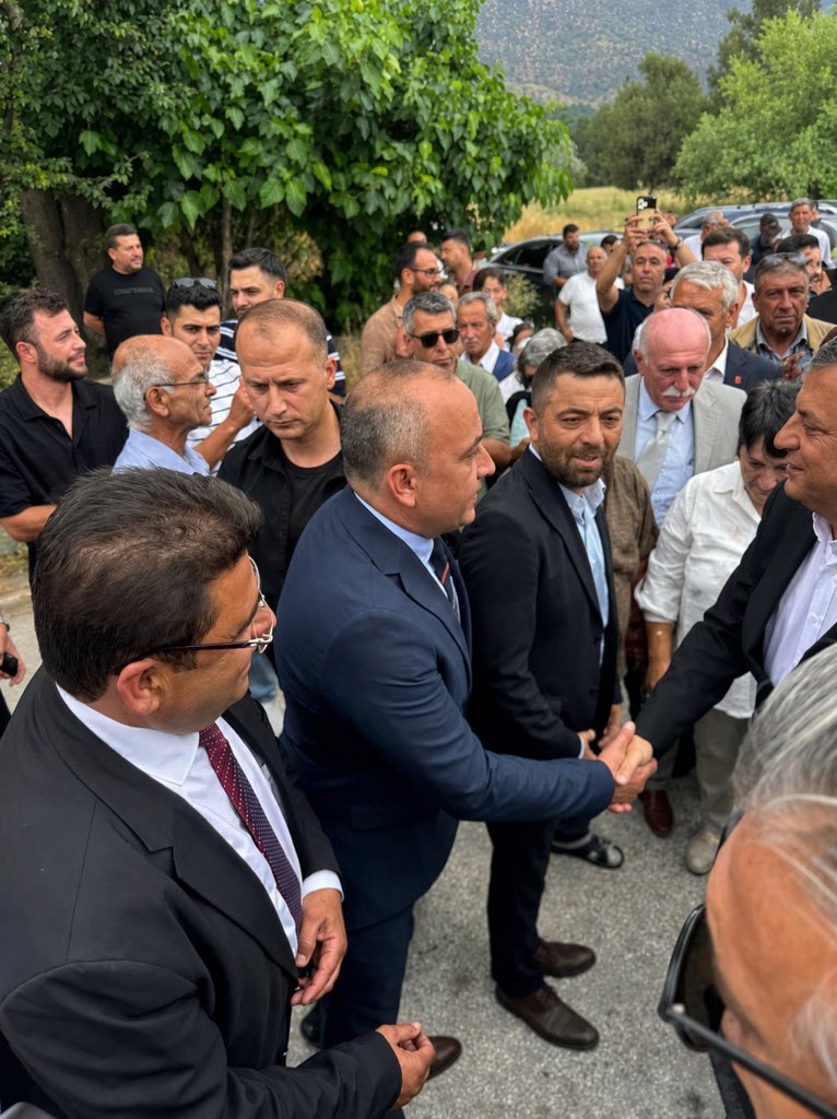 PamukkaleChp's tweet photo. Genel Başkanımız Sayın Özgür Özel’i Çardak’ta büyük bir heyecan ve mutlulukla karşıladık. Halkın umudunu büyüten, demokrasi ve adalet mücadelesine öncülük eden seçilmiş Genel Başkanımızı Denizli örgütü olarak birlik ve dayanışma içinde selamlıyoruz. 

@eczozgurozel https://t.co/SGvS5r35Hy