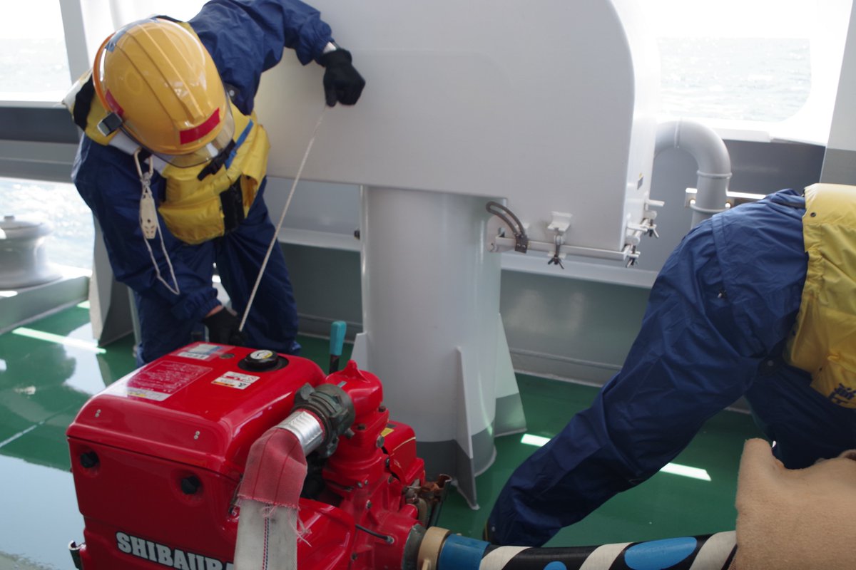 JCG_academy's tweet photo. 【練習船いつくしま遠洋航海㊽】
船体破孔による浸水を想定した防水部署訓練を実施！
一刻を争う現場。実習生が自ら指揮を執り、浸水を食い止める防水措置や、ポンプを駆使した排水などを敢行！
的確な指示と迅速な連携で洋上の危機を乗り切る技術を培います。
#練習船いつくしま #海上保安大学校 https://t.co/1zxhWWkEXE