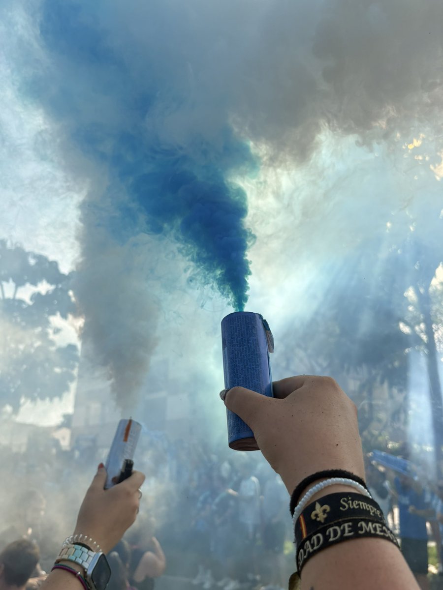 analopezanaya's tweet photo. De la mejor afición del mundo.
El sueño de una ciudad 💙🤍
@MalagaCF 
#malagacf #almeriamalaga #ascenso #playofffinal https://t.co/RJu7C0fx9q
