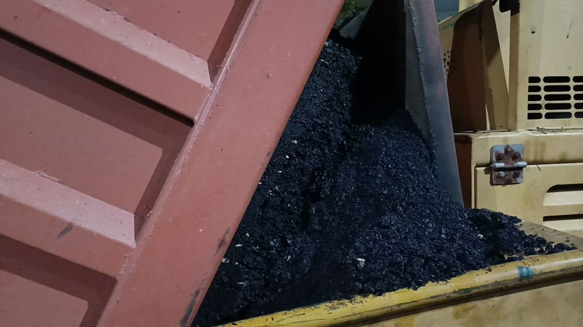 mintransporteve's tweet photo. El Ministerio de Transporte avanza sin descanso en la rehabilitación integral de la autopista Valle - Coche, sentido Plaza Venezuela a la altura del Distribuidor El Pulpo, hasta el Km 0 de la Autopista Regional del Centro, donde se han colocado más de 3200 toneladas de asfalto. https://t.co/QHVtYjSq3D