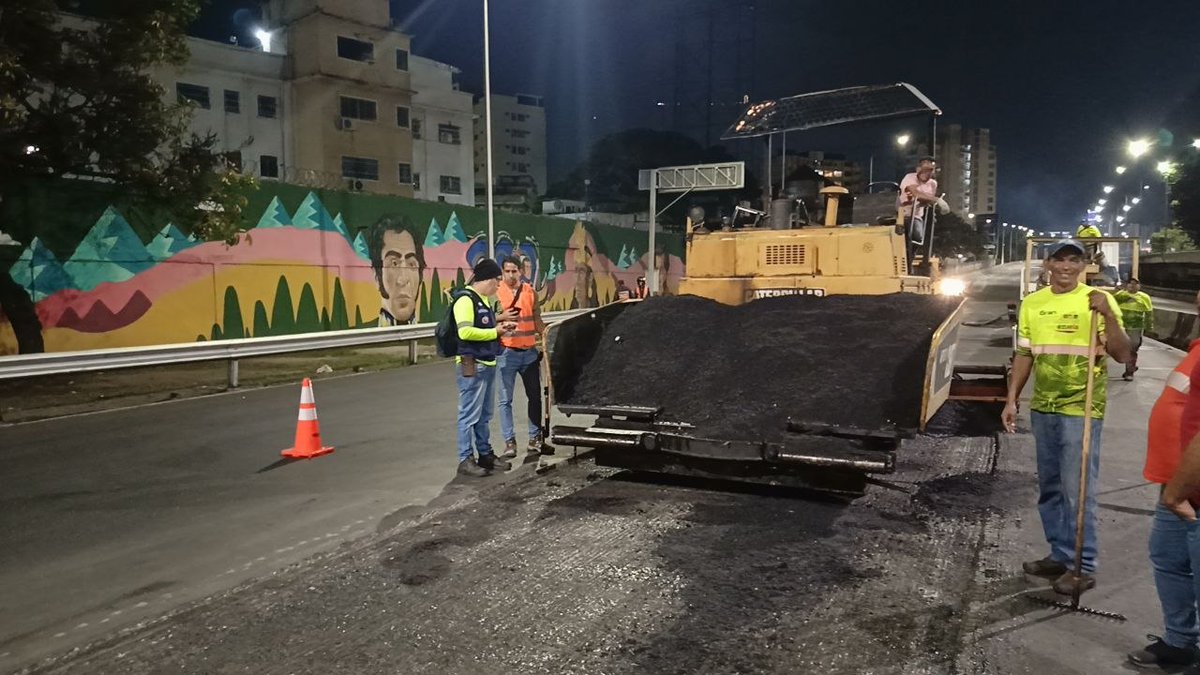 mintransporteve's tweet photo. El Ministerio de Transporte avanza sin descanso en la rehabilitación integral de la autopista Valle - Coche, sentido Plaza Venezuela a la altura del Distribuidor El Pulpo, hasta el Km 0 de la Autopista Regional del Centro, donde se han colocado más de 3200 toneladas de asfalto. https://t.co/QHVtYjSq3D
