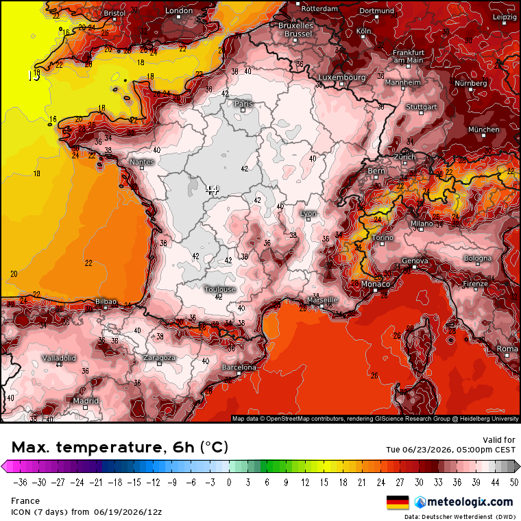 SergeZaka's tweet photo. J’ai très sincèrement encore du mal à réaliser ce que la France pourrait subir dès dimanche. Le pic de chaleur s’allonge et s’intensifie : c'est désormais mardi qui apparaît comme la journée la plus chaude de l’épisode.

➡️Plus de 20 millions de Français pourraient être confrontés à des températures dépassant les 42°C. 
➡️Dans certaines régions, notamment en Poitou-Charentes, la barre des 42°C pourrait être franchie pendant près d’une semaine.
➡️Certains scénarios envisagent même des températures supérieures à 44°C de lundi à mercredi.

Plus les modèles persistent dans cette voie, plus la situation me paraît irréelle. Ce soir, je ne sais plus si je ressens de la peur, du déni, de la résignation ou de la tristesse. J'ai du mal à mettre des mots sur ce que j'éprouve.