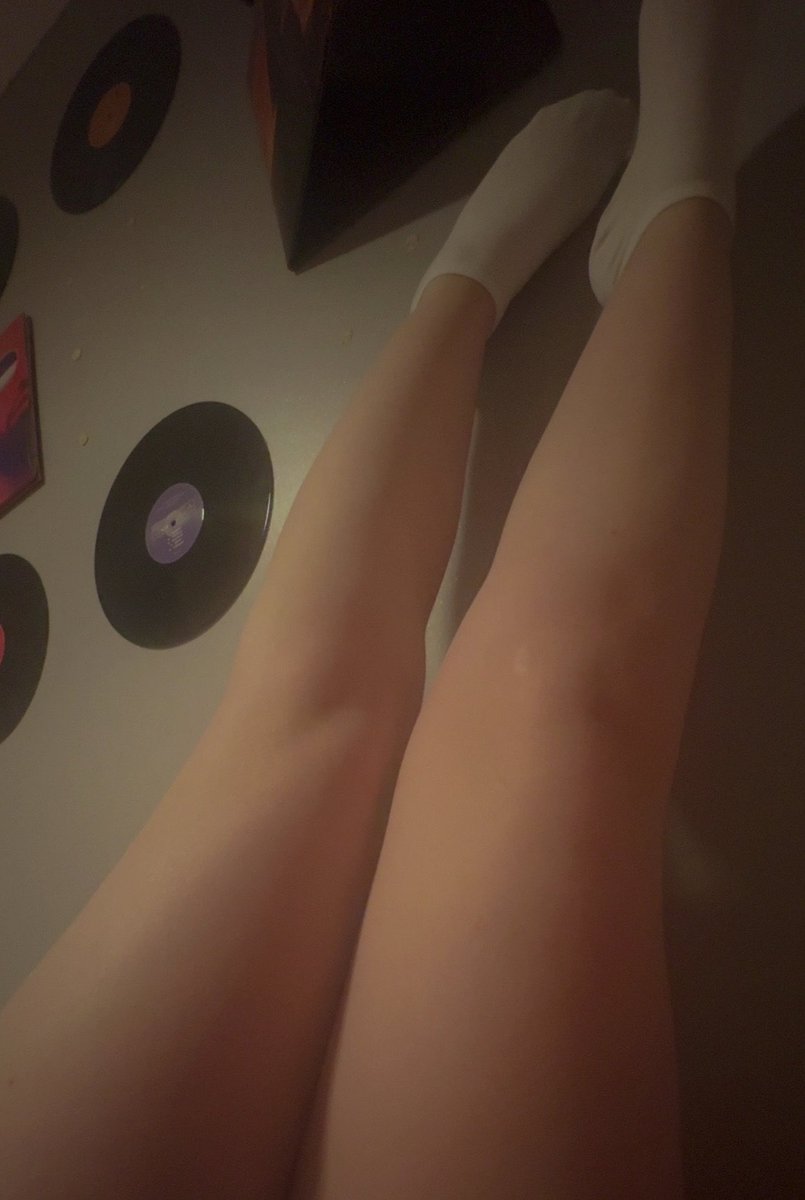 cherrypie3856's tweet photo. de jolies pieds et de magnifiques jambes à disposition de ceux qui sont prêt à mettre le prix 🤭💕 #feetfetısh #feetpics #moneyslave #findom https://t.co/GD62msGUxQ