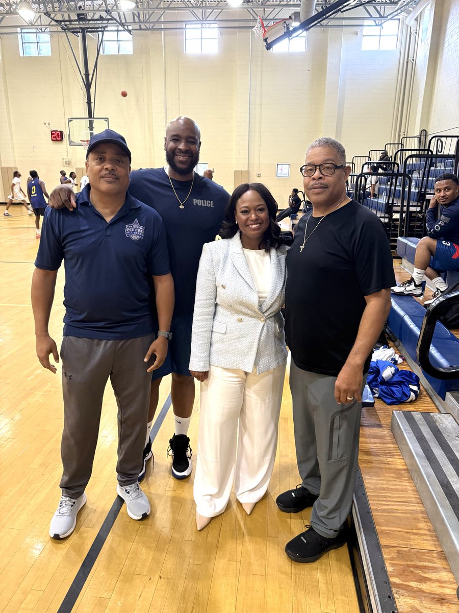 MetroAllStars's tweet photo. Had a great time last night with our 17U team playing against DC Metropolitan Police &amp; DC Fire Dept. We won both games defending our title from last year’s OT win vs MPD. Special thanks to new DC Mayor @Janeese4DC for coming out to support the youth and my man Ronnie for invite! https://t.co/fRu1CsagMG