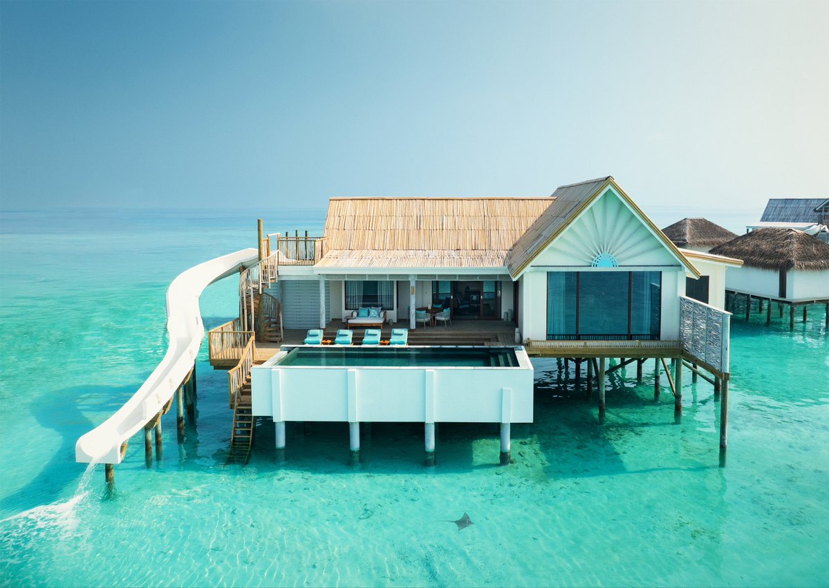 Fanadiq_maldive's tweet photo. ✨ كل صيف نبحث عن منتجع جديد يستحق أن يكون حديث عملائنا… وصيف 2026 رهاننا بكل ثقة هو Rah Gili Maldives 🌊🏝️

منتجع يجمع بين سهولة الوصول والفخامة الهادئة، حيث لا تحتاج سوى لرحلة بالقارب السريع لتبدأ تجربة استثنائية وسط مياه المالديف الفيروزية.

استمتعوا بخيارات إقامة متنوعة بين الفلل الشاطئية الأنيقة والفلل المائية الفاخرة، مع واحدة من أكثر التجارب تميزاً في المالديف؛ الفيلا المائية المزودة بزحليقة خاصة تمنحكم لحظات ممتعة وإطلالات لا تُنسى على المحيط. 💦✨

في Rah Gili، التفاصيل صُممت بعناية، والمساحات رحبة، والأجواء تجمع بين الخصوصية والرفاهية لتمنحكم تجربة صيفية مختلفة بكل معنى الكلمة.

هل سيكون Rah Gili حديث هذا الصيف؟ نحن نعتقد ذلك

#RahGiliMaldives #VisitMaldives #Maldives #LuxuryMaldives #MaldivesResorts #المالديف #منتجعات_المالديف