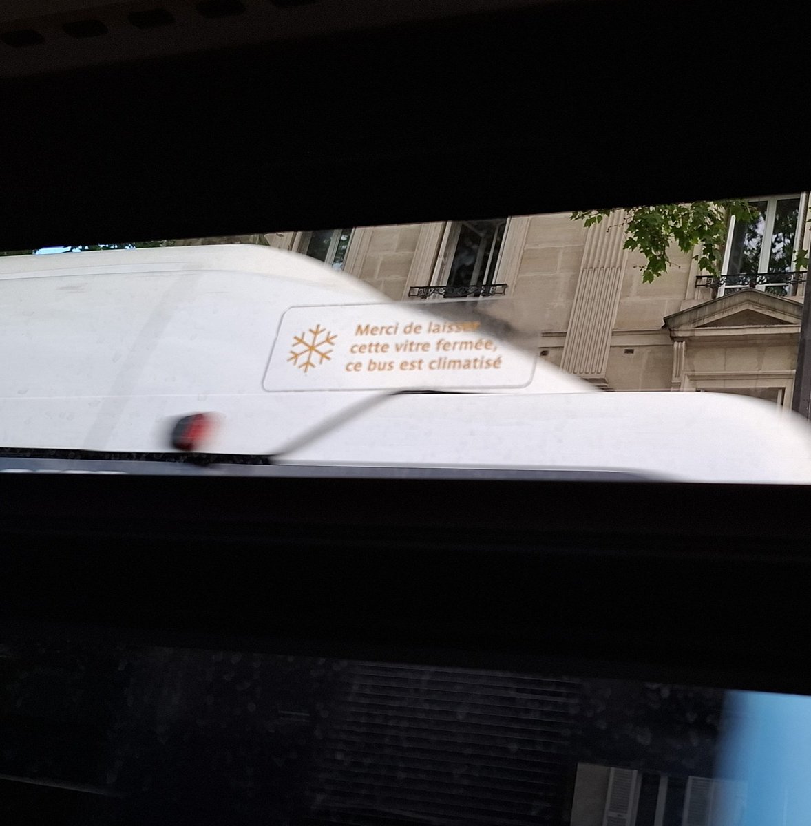 plumaliae's tweet photo. @ClientsRATP c’est de l'humour ? Il doit faire 38° dans le bus. Vous aviez prévu la révision de la climatisation de votre flotte ?  (Ou pas).
Merci bisous. 
Et ❤️ sur le chauffeur qui accueille stoïquement : "bienvenue dans la fournaise" https://t.co/iiaEU9uAMj