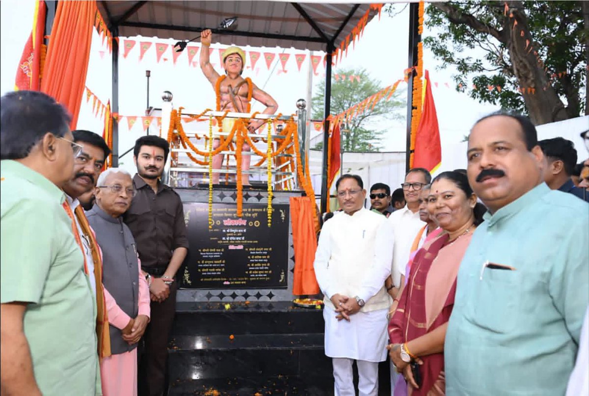BJP4CGState's tweet photo. माननीय मुख्यमंत्री श्री @vishnudsai जी ने आज जशपुर जिले के ग्राम डोंडराही में वनवासी कल्याण आश्रम के तत्वाधान में आयोजित कार्यक्रम में धरती आबा भगवान बिरसा मुंडा जी की प्रतिमा का अनावरण कर उन्हें श्रद्धापूर्वक नमन किया।

उन्होंने कहा कि भगवान बिरसा मुंडा जी का त्याग, साहस और राष्ट्रसमर्पित जीवन हम सभी के लिए सदैव प्रेरणास्रोत है। डबल इंजन सरकार उनकी गौरवशाली विरासत को सहेजते हुए जनजातीय समाज के शिक्षा, स्वास्थ्य, आवास एवं आधारभूत सुविधाओं के समग्र विकास के लिए निरंतर कार्य कर रही है।

इस अवसर पर विधायक श्रीमती @Gomati_sai जी, किसान मोर्चा के प्रदेश अध्यक्ष श्री आलोक चंद्र ठाकुर जी सहित पदाधिकारीगण उपस्थित रहे।
