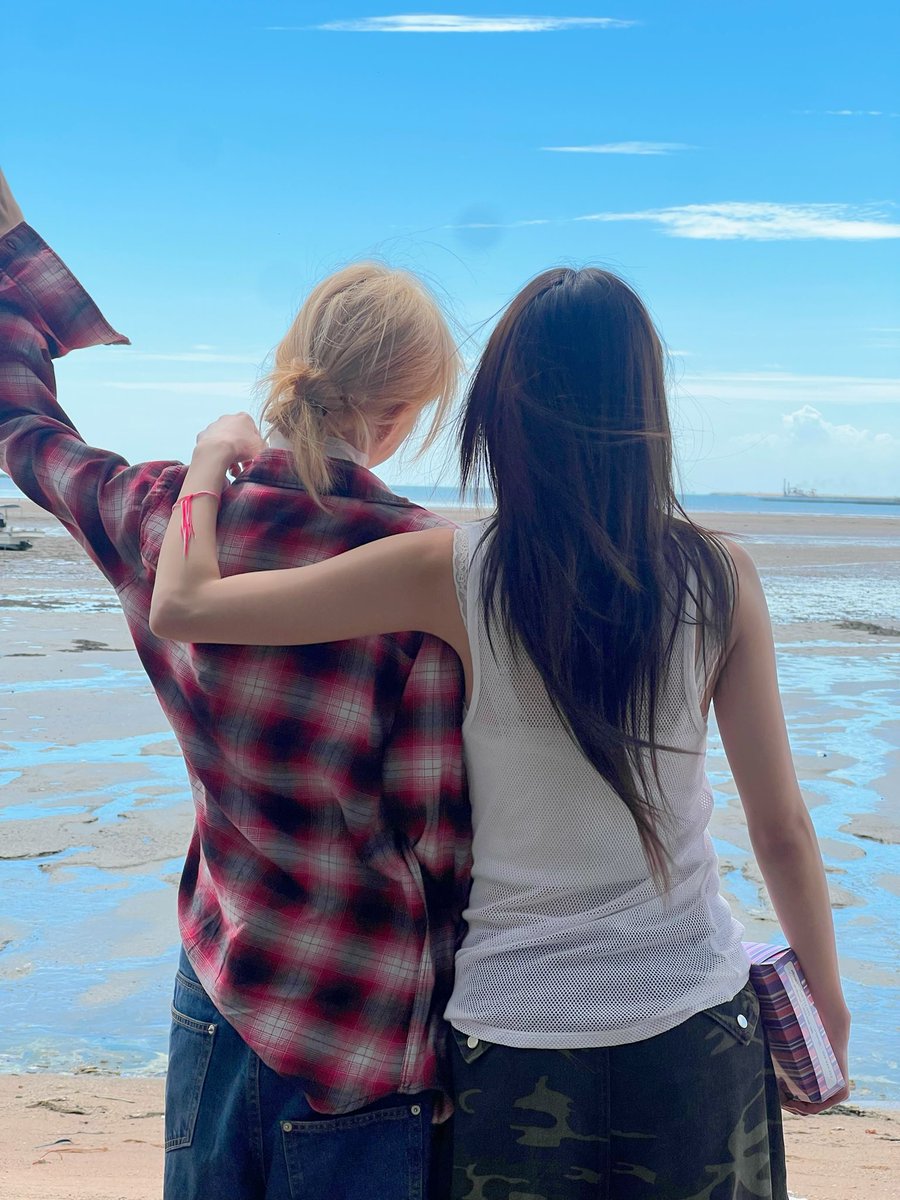 chroash's tweet photo. funny how baru sebulan ngikutin janjingjing tapi gw udah kecintaan banget, pagi siang sore malem diisi jjj belah dada gw isinya juga jjj 

ngga nyesel hari itu langsung mutusin mulai nonton setelah vt ewb lewat fyp 🙂‍↕️ sekarang hari hari ditemenin keluarga cemara triple j 🥰 https://t.co/Bgfi5XB2Ld