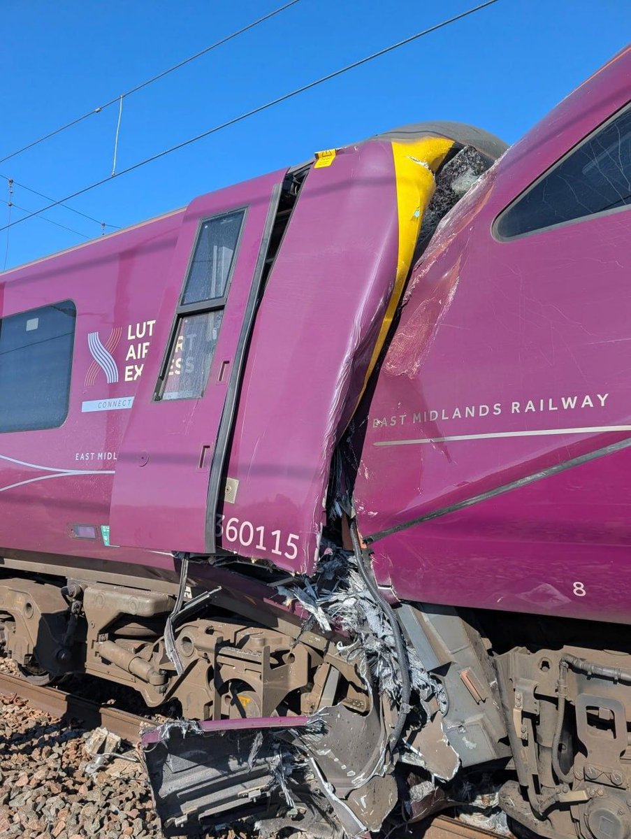 WorldInsights_'s tweet photo. 📸 Pictured: The high-speed East Midlands Railway train involved in the collision with a commuter train near Bedford, England. 🏴󠁧󠁢󠁥󠁮󠁧󠁿 https://t.co/ffhi3Z4ArD