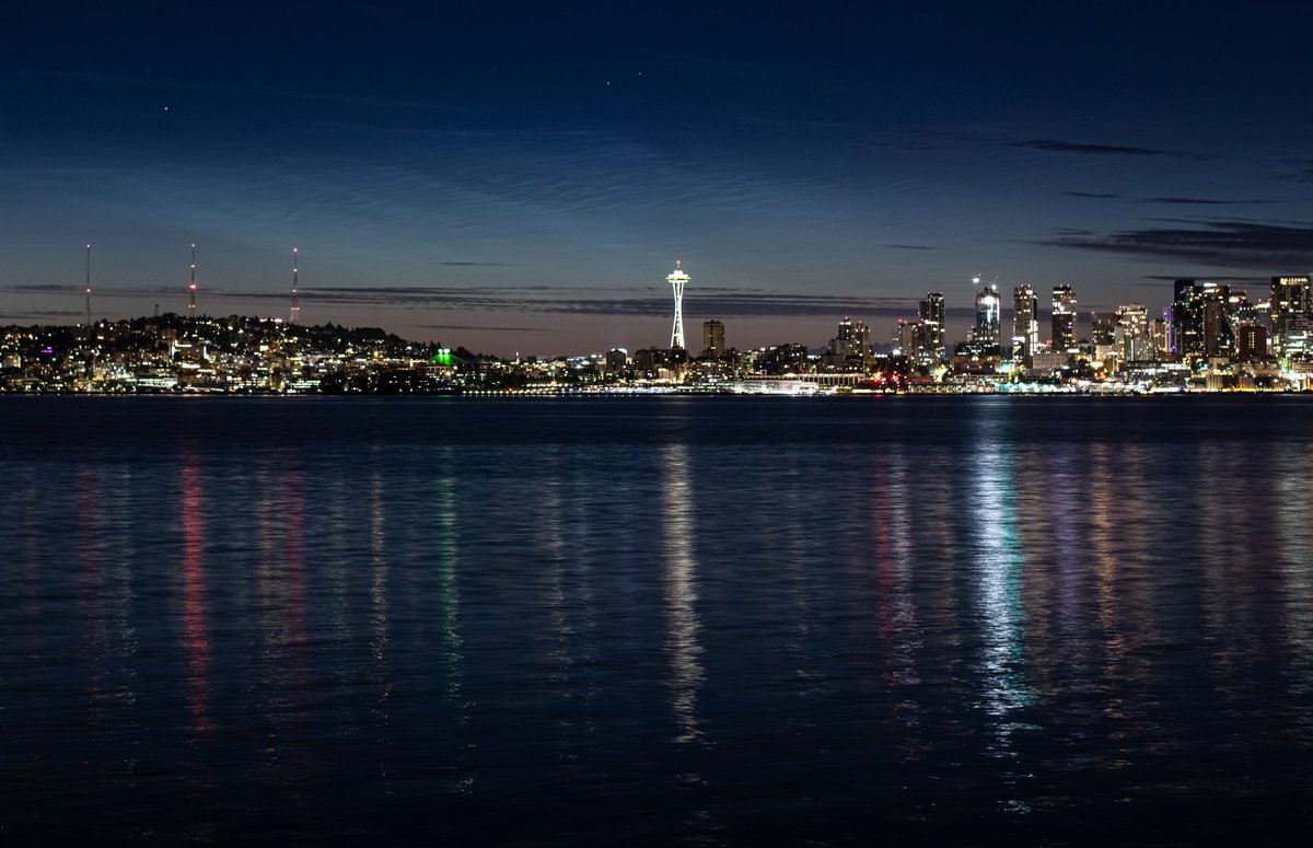 NoelBowman13's tweet photo. Noctilucent Clouds over the Space Needle this morning in Seattle, Washington 3/19/2026.
#wawx
@ShannonODKOMO 
@ScottSeattleWx 
@theauroraguy 
@TamithaSkov 
@komonews 
@London_Lady 
#spaceneedle
#noctilucentclouds
@WeatherNation 
@chunder10 https://t.co/gHUoUadS6f
