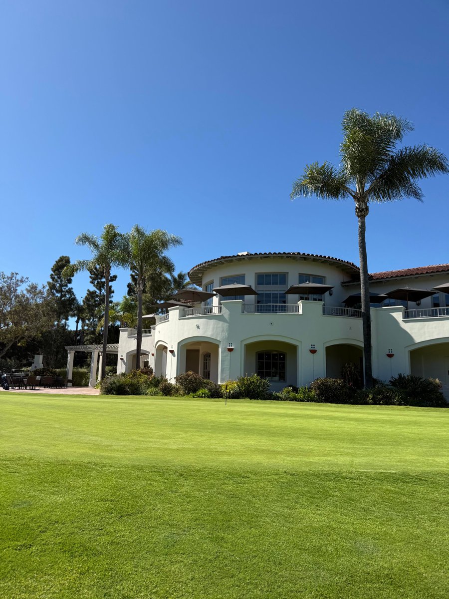 Emily_Hannah09's tweet photo. The Most Beautiful Resort Golf Course in Southern California
A charming course that hands out lollipops https://t.co/ytL3XB1Isy