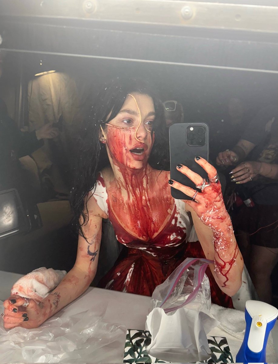 zolpidando's tweet photo. minha fantasia de halloween desse ano https://t.co/dPzVOfT5WK