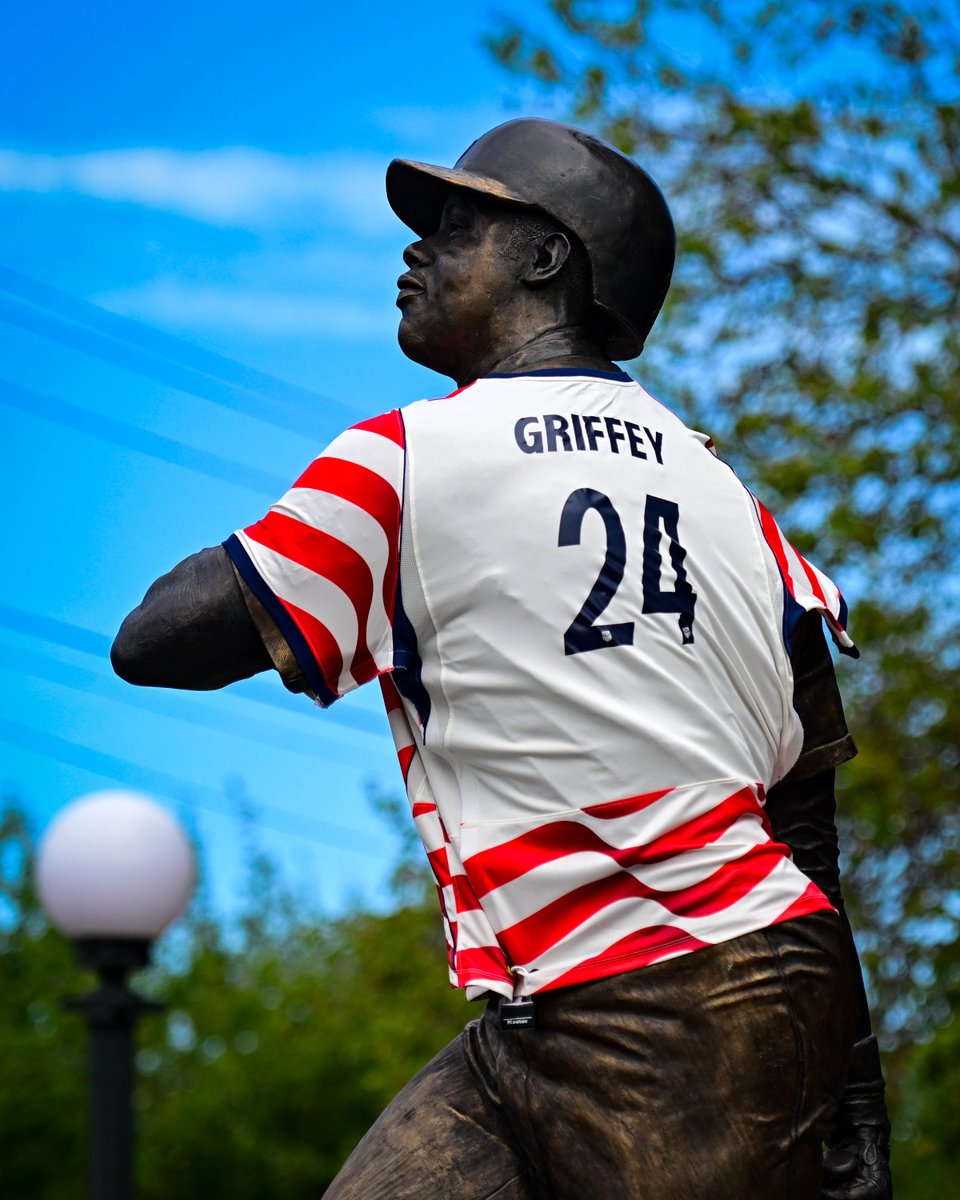 Mariners's tweet photo. Red, white, blue &amp; bronze 🇺🇸

Good luck to our neighbors for the day, @USMNT! ⚽️ https://t.co/ElGPYMYGvx