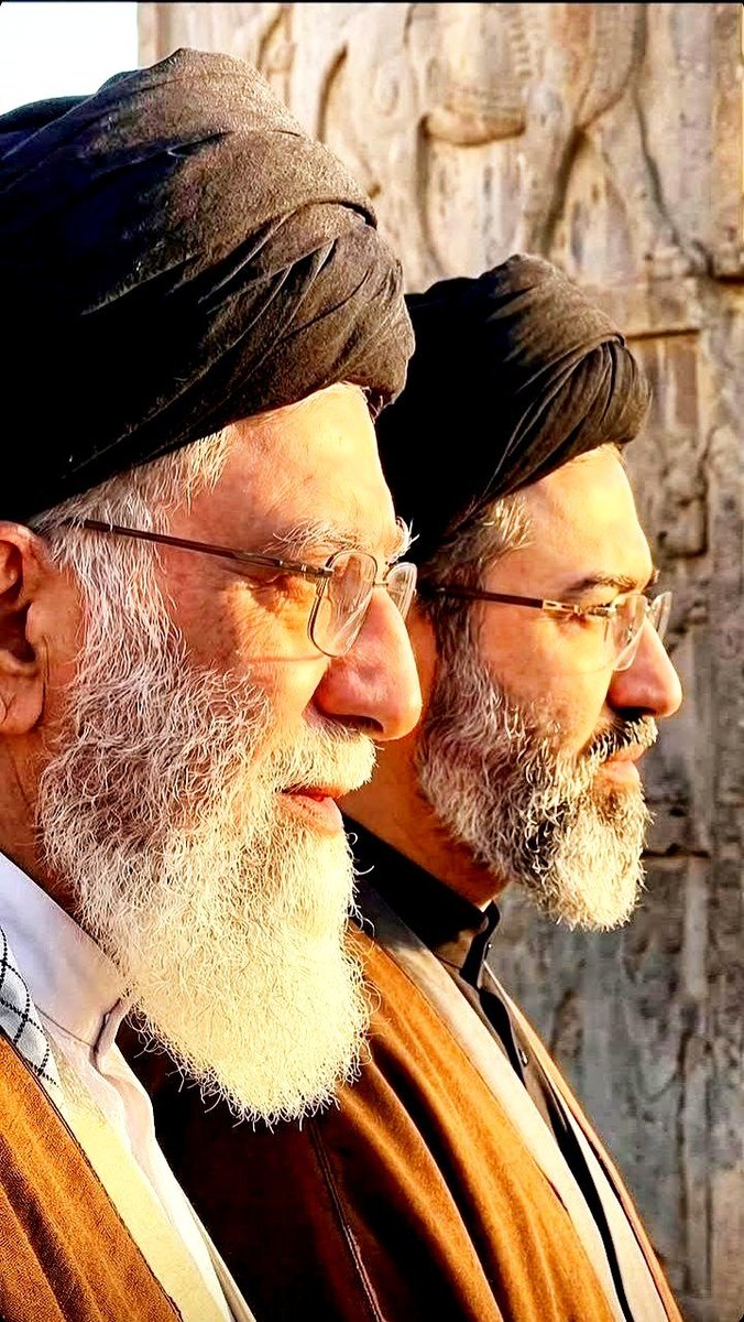 bmry336495's tweet photo. پایان دوقطبی‌ها با اعتماد آقا به مسئولان؛
 راهِ ما: وحدتِ ملی، تبعیت از رهبری و مطالبه‌گریِ قاطعِ شروط :))
#لبیک_یا_خامنه_ای https://t.co/mo8RL427MO