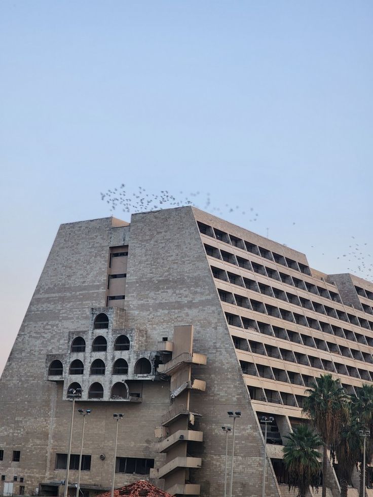 AlMaqamat_'s tweet photo. 1980s Iraq's neo-traditional architecture https://t.co/3AT2zTOUcL