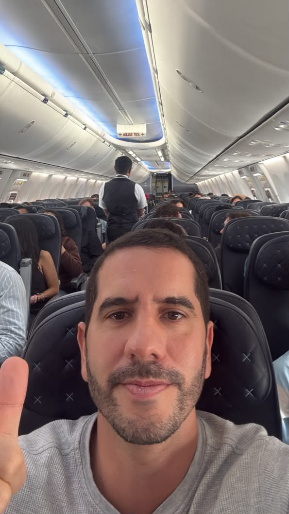 RobertoLuqueN's tweet photo. Hola Elena, gracias por estar pendiente. En efecto es un vuelo a Denver con escala en Panamá. Como publiqué en mis redes personales acaba de ser el cumpleaños de mi hijo y mi padre, que también cumplió años, nos ha invitado a apoyar a la selección. Vamos a pasar juntos unos días, mi ausencia está a cargo a vacaciones.

¡Vamos Tri! 🇪🇨⚽