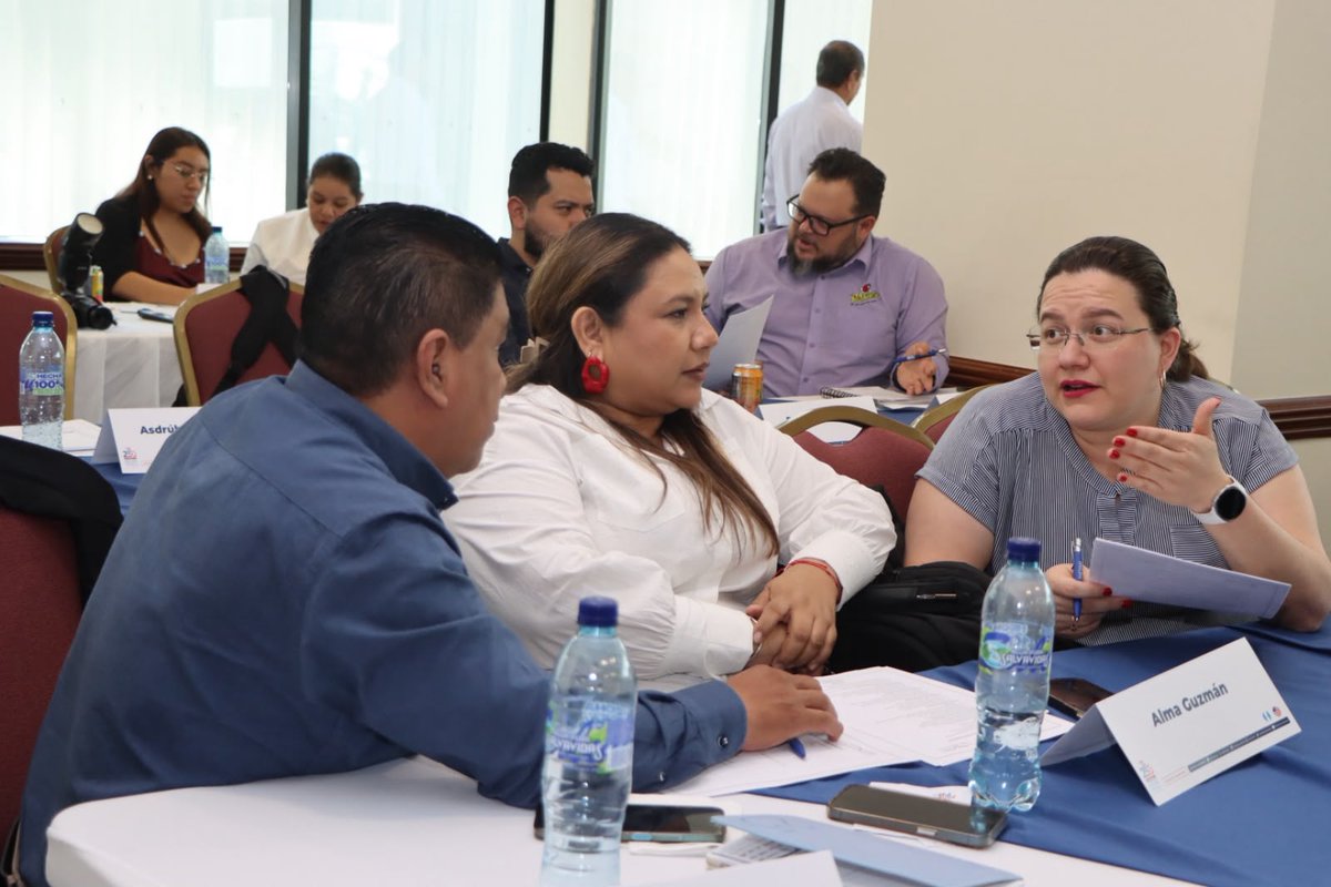 AmChamGT's tweet photo. Cerca de finalizar la sesión formativa, José Labbé, explicó el proceso de ventas, y la relevancia de contar con un proceso de prospección de potenciales clientes, donde se identifiquen las necesidades del cliente potencial, el poder adquisitivo del prospecto e identificar a los tomadores de decisión.

En este espacio, los participantes realizaron una serie de ejercicios prácticos individuales y grupales para enriquecer su experiencia formativa en tres áreas clave: calificación del problema, presupuesto y decisión.