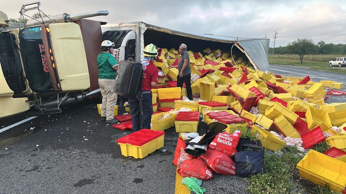 PorvenirMx's tweet photo. 🚨#SEGURIDAD| Un tráiler cargado con pollos se volcó esta mañana en el municipio de #Montemorelos; la gente aprovechó para realizar actos de rapiña. https://t.co/lIFLBhPiUW
