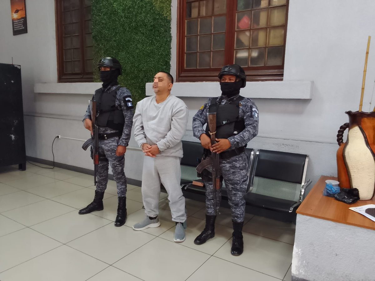 _SPGuatemala's tweet photo. 🚨Operativo exitoso de la #DGSP
La Fuerza Élite trasladó al privado de libertad Víctor Manuel Pérez Mazariegos hacia la Fuerza Aérea Guatemalteca para su extradición a Estados Unidos por cargos de narcotráfico.
¡Seguimos cumpliendo con el deber! 🫡 #ControlYOrden https://t.co/l6aqNH7zmN