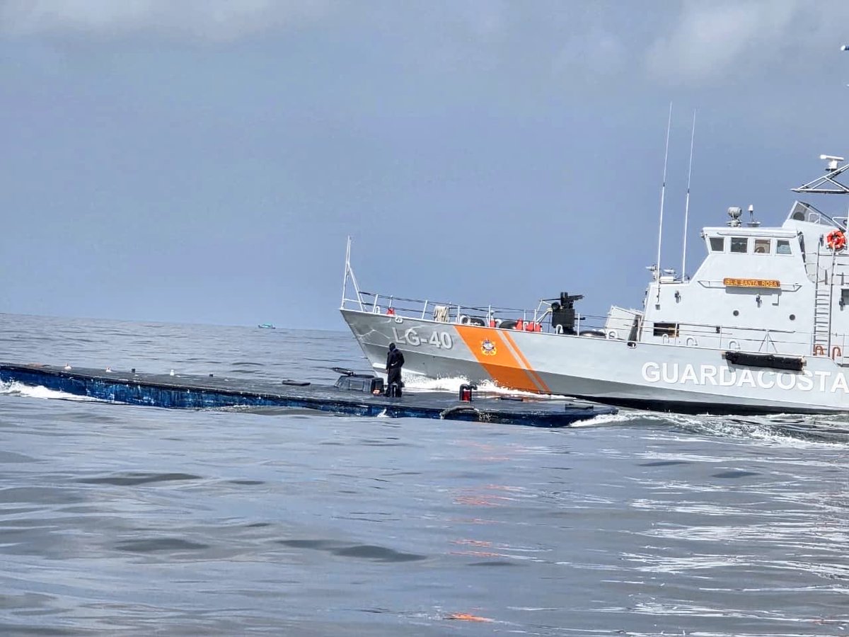 armada_ecuador's tweet photo. INCAUTACIÓN DE SEMISUMERGIBLE EN LA MAR

NOTICIA EN DESARROLLO 🚨🚨

La madrugada de este 18 de junio de 2026, se realizó la aprehensión de cuatro ciudadanos (dos ecuatorianos y dos colombianos) que navegaban a bordo de una embarcación de bajo perfil (semisumergible), aproximadamente a 140 millas náuticas de la costa continental, que presuntamente era utilizada para el transporte de sustancias catalogadas sujetas a fiscalización y la tenencia ilegal de combustible.

La embarcación y sus tripulantes están siendo trasladados a territorio nacional.

@FFAAECUADOR 
@DefensaEc 
#yosoynaval 
#siemprearumbo
