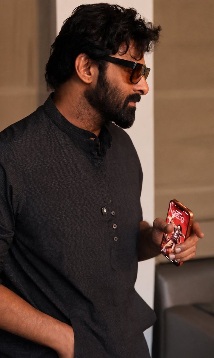 imwckdx's tweet photo. Wall paper zoom cheste kiran raj face la undi 😭😭😭 https://t.co/lquKPyc5os