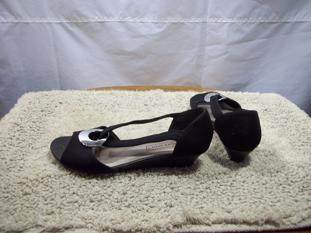 enchantedrealm3's tweet photo. Laura Scott #Womens #Sandals Size 7M Wedge Heels Open Toe Closed Back Black

https://t.co/2pjX0A387h

@eBay 

#ad #ebaypartner #ebayaffiliate #affiliate #enchantedrealmretail #ebayseller #ebaystore #ebayapp #wedges #wedgesandals #opentoesandals #sandals #medallion #womenssandals https://t.co/sADhwV6Jnk