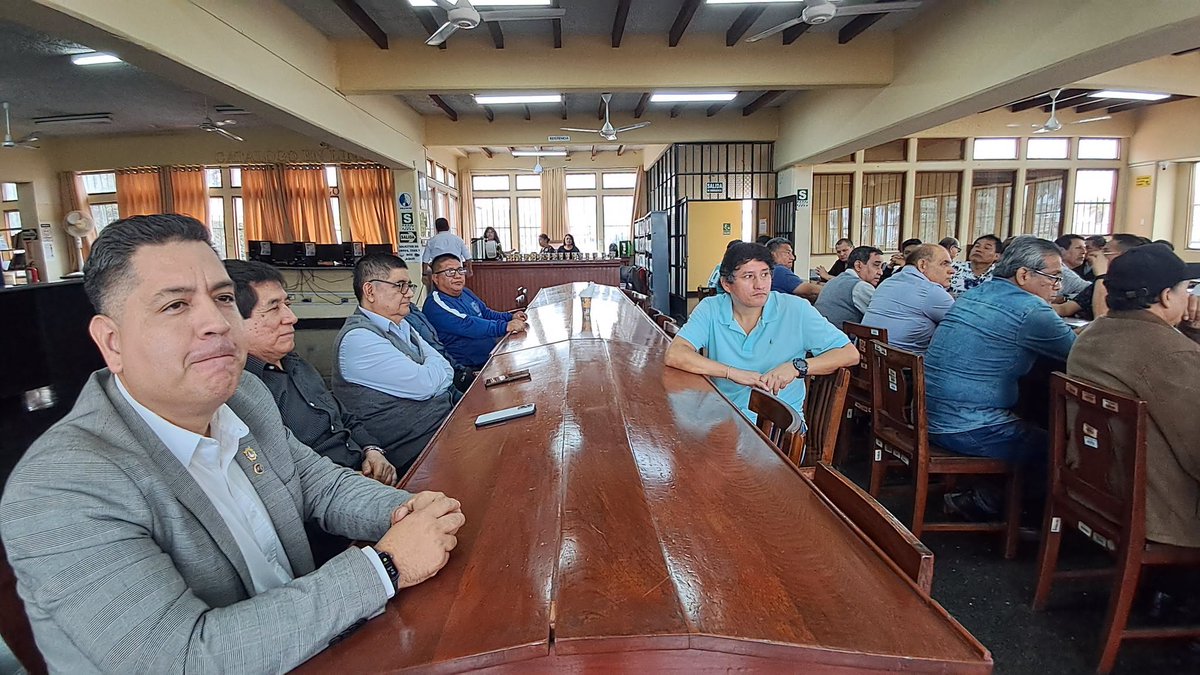 Medicina_UNMSM's tweet photo. 👨‍👧‍👦💙 En el marco del #DíaDelPadre, la Facultad de Medicina San Fernando rindió homenaje a sus trabajadores administrativos. El decano, Dr. José Del Carmen Sara, destacó su compromiso y valiosa contribución al desarrollo institucional. ¡Feliz Día del https://t.co/SohUQW4apq