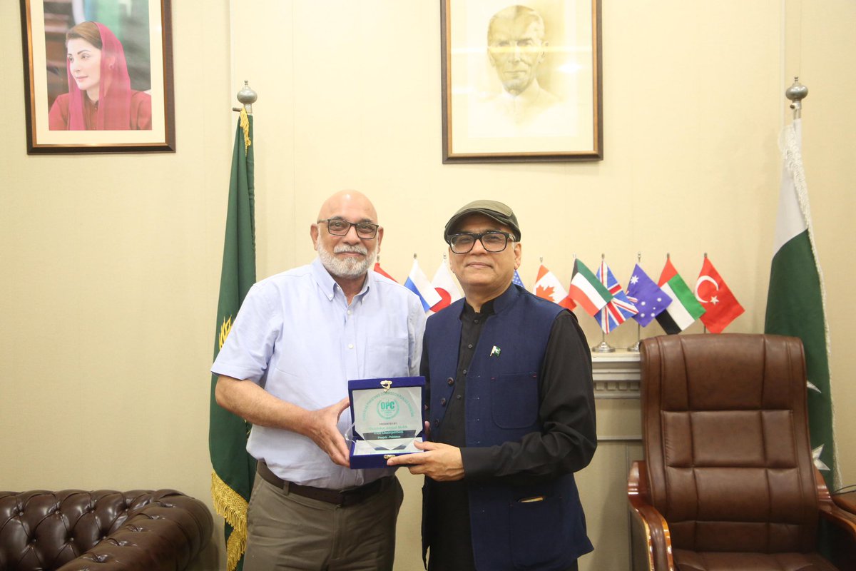 AmjadMalik786's tweet photo. حسنین اعجاز سے روحانی تعلق برسوں کا ہے ملاقات آج ہوئی ہے حالانکہ ہم ایک ساتھ اکٹھے حج پر تھے ۔ ان سے سیکھنے کو ملتا ہے ۔ ایسے دوست گاڑی میں بٹھا کر پھرنے والے سادھو لوگ ہیں۔خوش رہیں بار بار ملتے رہیں ۔ https://t.co/rKx7daBzb1