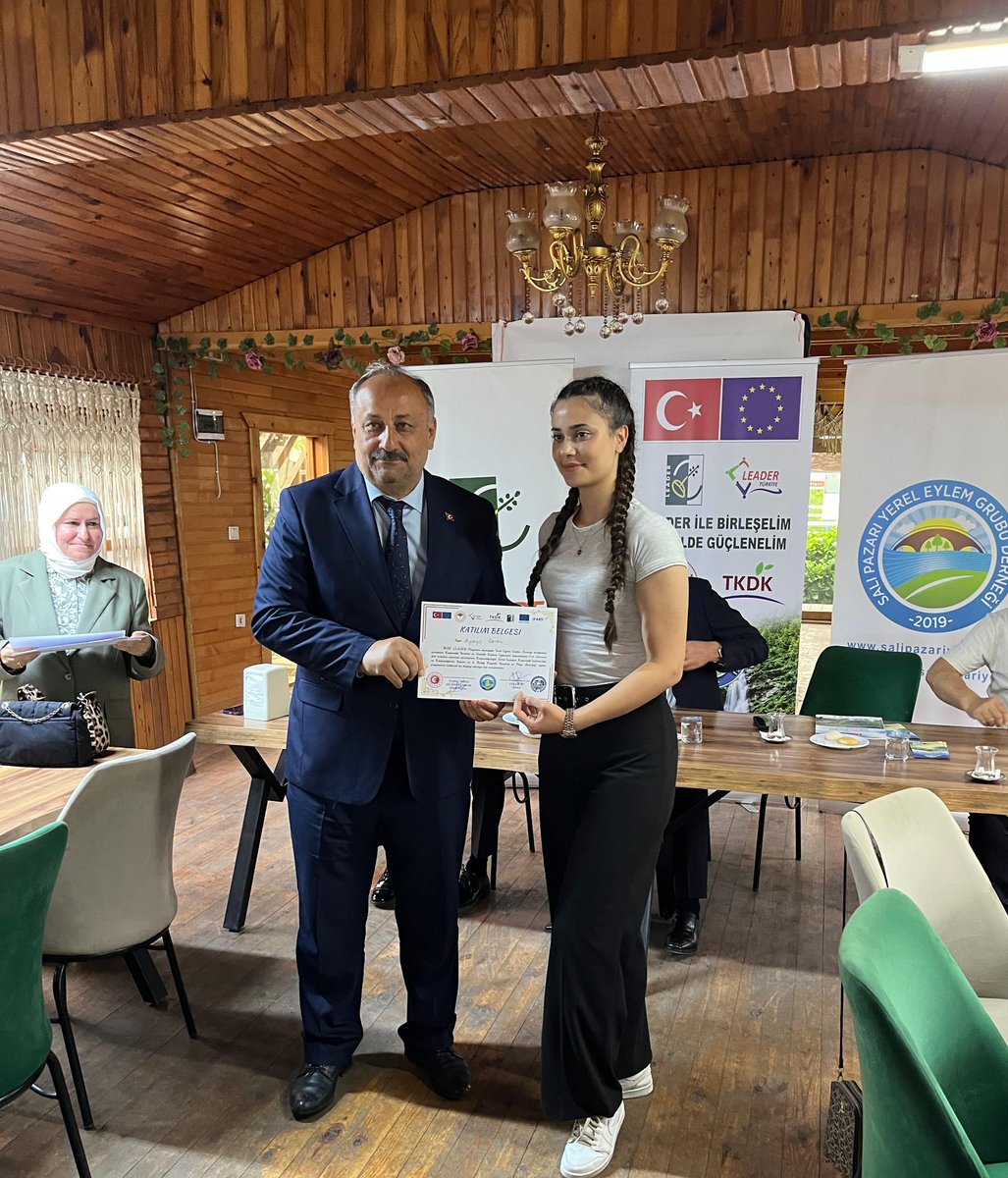 TKDKSamsun's tweet photo. 🤝 Koordinatörümüz Yusuf Özbey, #Salıpazarı #YEG Derneği tarafından organize edilen #Kooperatifçilik Yönetimi, Mevzuat ve Ortaklık Kültürü Eğitim programına katılarak Belediye Başkanı Refaettin Karaca ve Ticaret İl Md. Kürşat Turpçu ile katılımcılara sertifikalarını takdim etti. https://t.co/hRvFxZv0vL