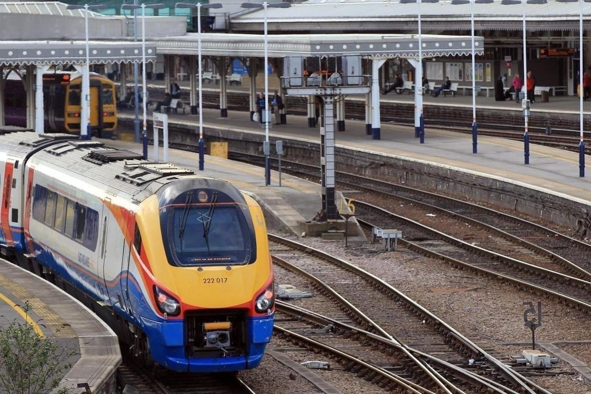 SheffieldStar's tweet photo. Travel chaos as all trains between Sheffield and London cancelled following reports of two train collision https://t.co/kolsYFI6ym https://t.co/urwbfFSdL8