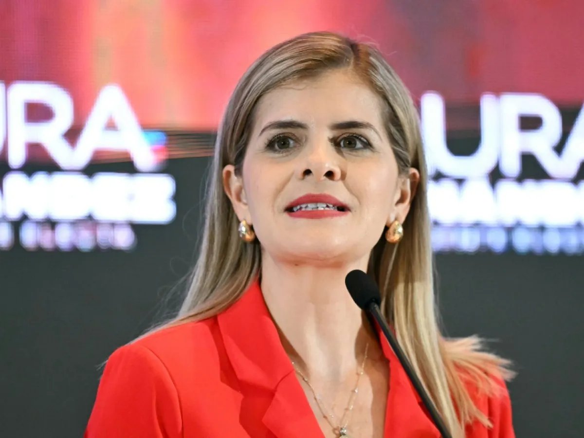 ElLiberalSV's tweet photo. #CostaRica 

Presidenta de Costa Rica es evacuada tras explosión durante visita a zona de minería ilegal https://t.co/tiAsGojitH https://t.co/pyh5lfx6mm