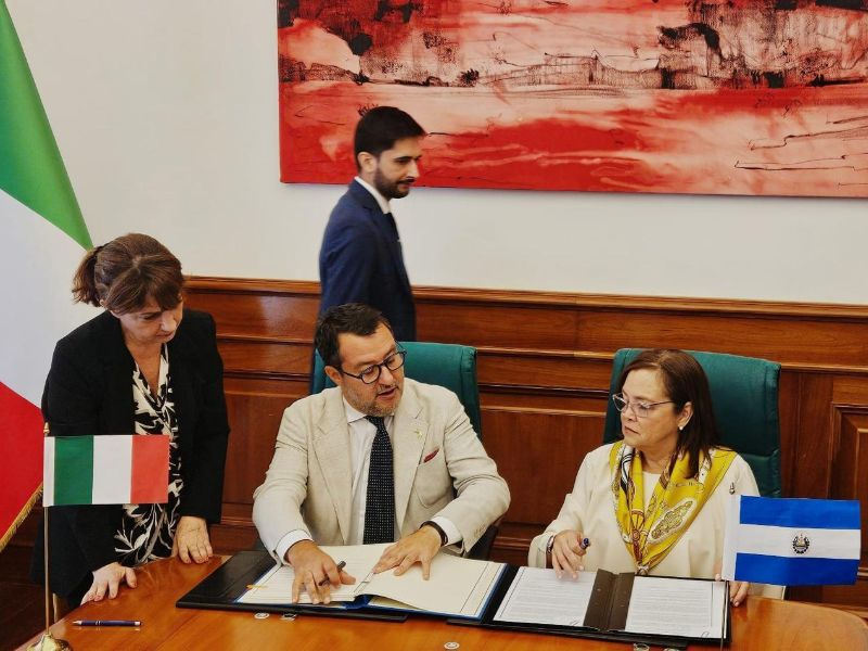 ElLiberalSV's tweet photo. #ElSalvador 

El Salvador e Italia acuerdan homologar licencias de conducir https://t.co/CdFID49uyy https://t.co/4GVX2MxXw3