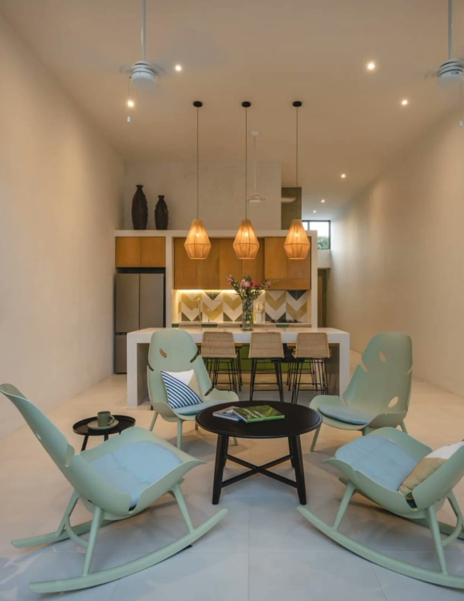 arqcommx's tweet photo. ¿Puede una casa enfriar el calor extremo sin aire acondicionado? Casa Mikelin en Mérida usa chukum, patios con alberca, ventilación cruzada y madera para crear confort pasivo en clima tropical. Diseño eficiente pensado desde el material y el clima. https://t.co/gRoRNZd9pi