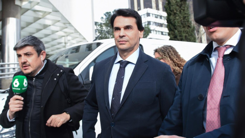 mrspain71's tweet photo. Faltan apenas dos horas para que conozcamos más detalles escabrosos de Alberto González Amador.

Los 4,4 Millones son sólo la punta del iceberg de lo que parece una trama ideada para cobrar sobrecostes y mordidas de empresas privadas favorecidas por la Comunidad de Madrid. https://t.co/Xt6PzKXlqt