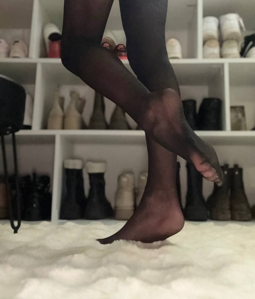 Hannah feet Queen tweet media