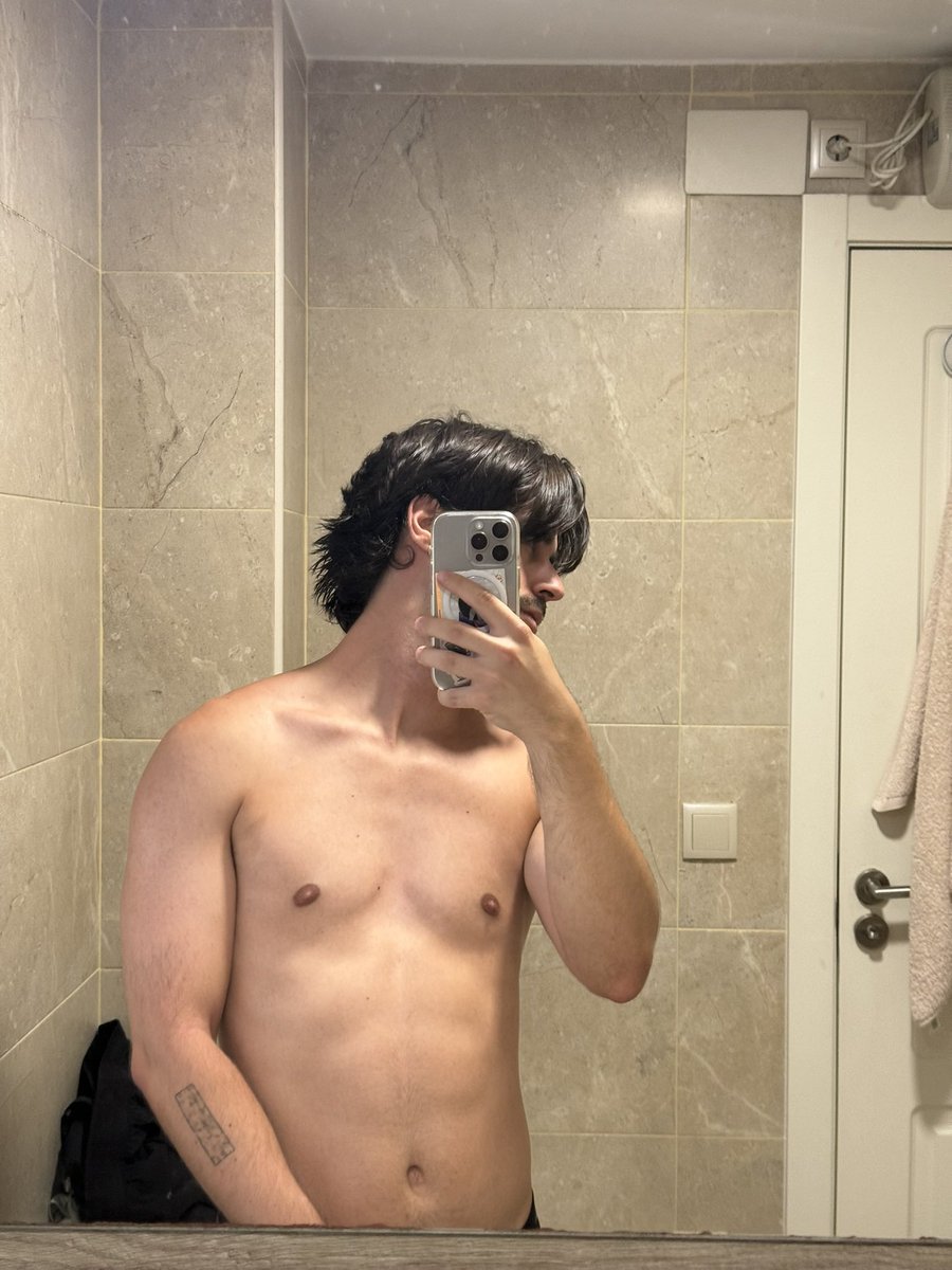 leonxrdx's tweet photo. me corto el pelo no? https://t.co/gKOlONzd9c
