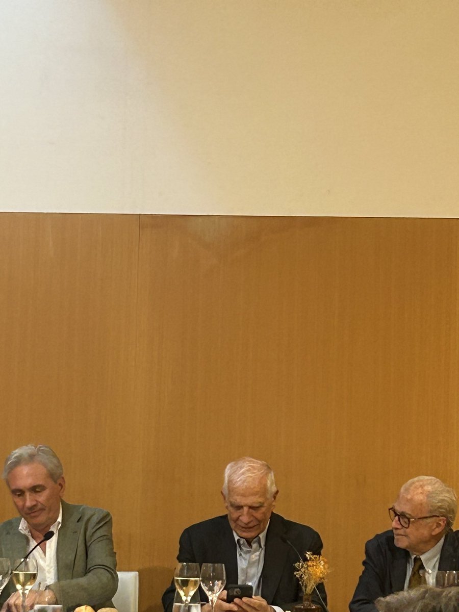 perejoanpons's tweet photo. Avui vespre amb Josep Borrell a Palma a un sopar col.loqui organitzat pel @cerclemallorca per analitzar la geopolítica europea. https://t.co/XMIPGOJHG7
